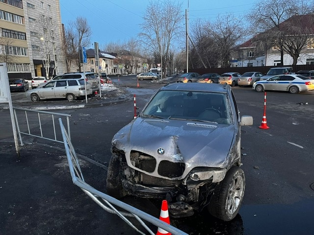 Ночной погром во дворе: пьяный водитель на BMW разбил девять автомобилей