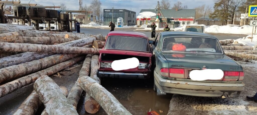 Пункт назначения под Костромой: три автомобиля засыпало брёвнами