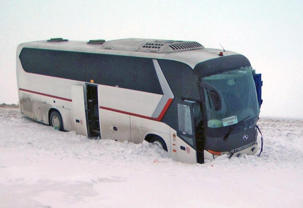 Автобус выехал на встречную полосу в Алтайском крае: погибли два пассажира