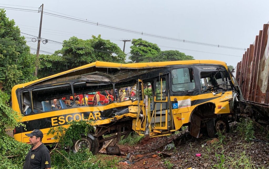 ДТП на переезде в Бразилии: поезд на скорости снёс школьный автобус с детьми