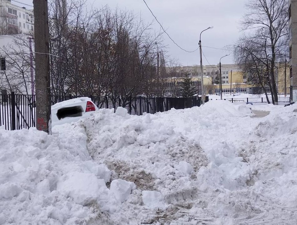 В Уфе снежная лавина сошла с крыши здания суда и снесла припаркованный автомобиль