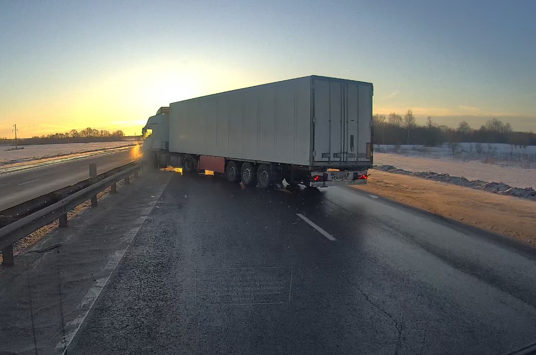 Видеорегистратор запечатлел момент массового ДТП с участием грузовиков на трассе М-7 в Нижегородской области