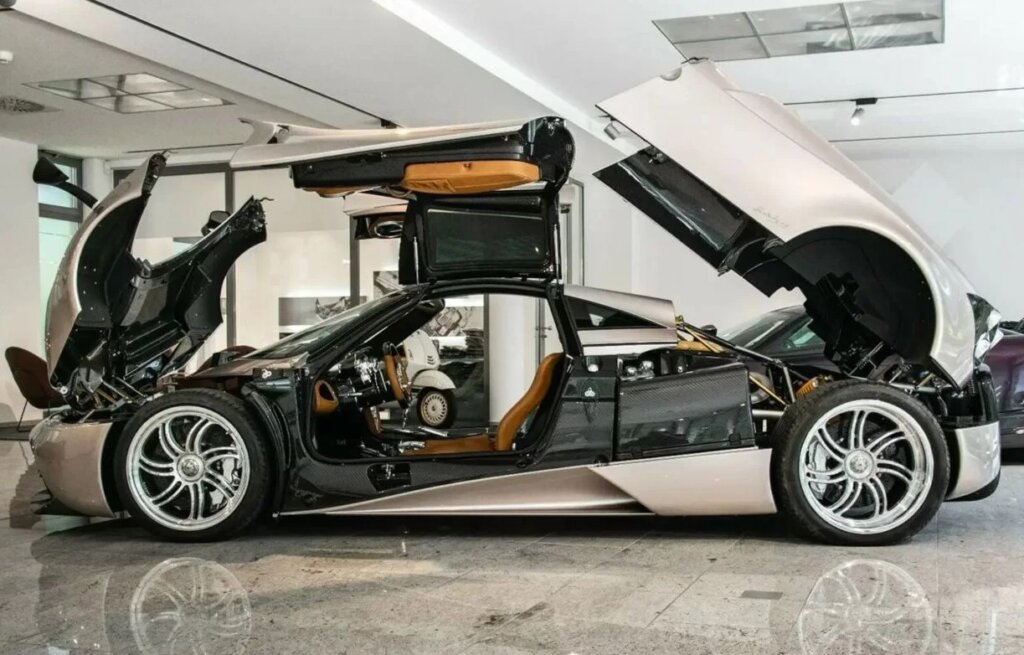 В России спорткар Pagani Huayra можно купить почти за 230 млн рублей