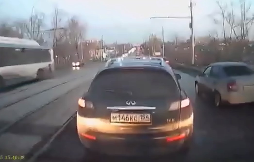 В Новосибирске водитель Infiniti не пропустил скорую, спешившую на ДТП — погиб ребенок
