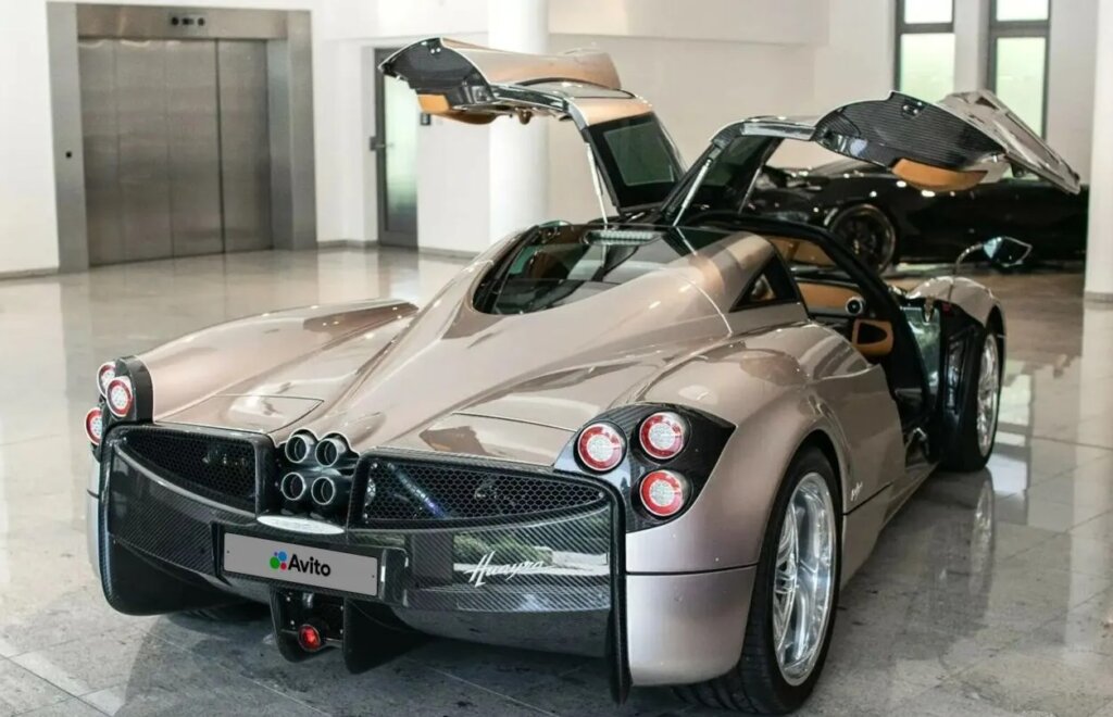 В России спорткар Pagani Huayra можно купить почти за 230 млн рублей