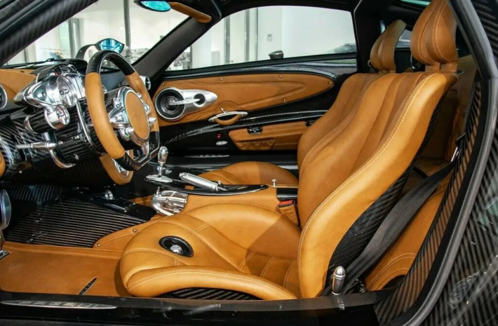 В России спорткар Pagani Huayra можно купить почти за 230 млн рублей