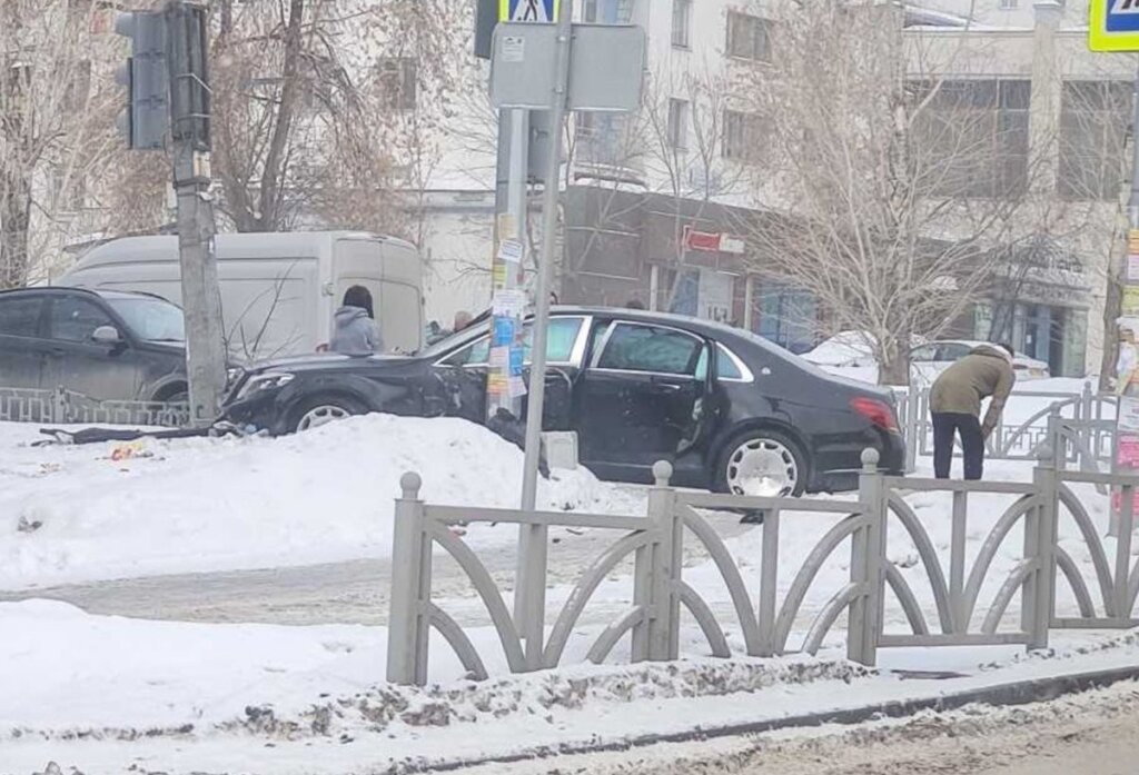 Maybach врезался в столб на пересечении улиц Восточной и Большакова в Екатеринбурге