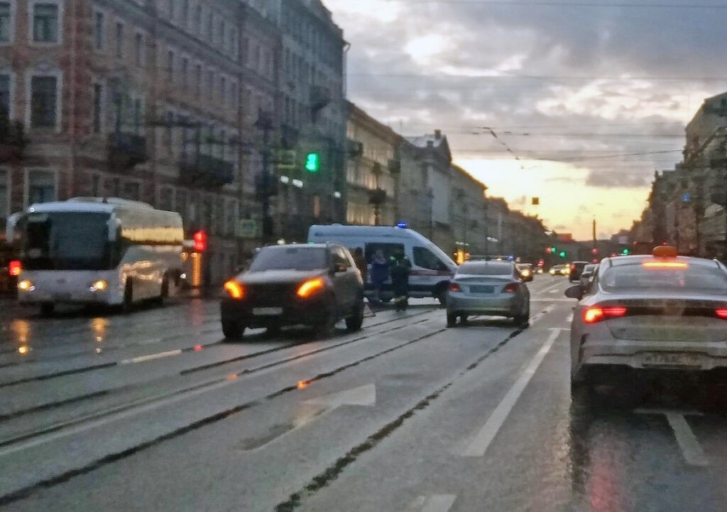 ДТП в Петербурге. Автомобиль сбил пешехода, после чего по нему проехал другой автомобиль
