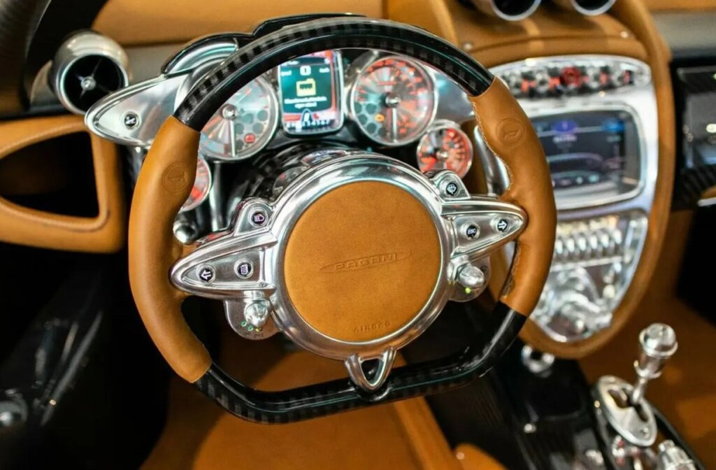 В России спорткар Pagani Huayra можно купить почти за 230 млн рублей