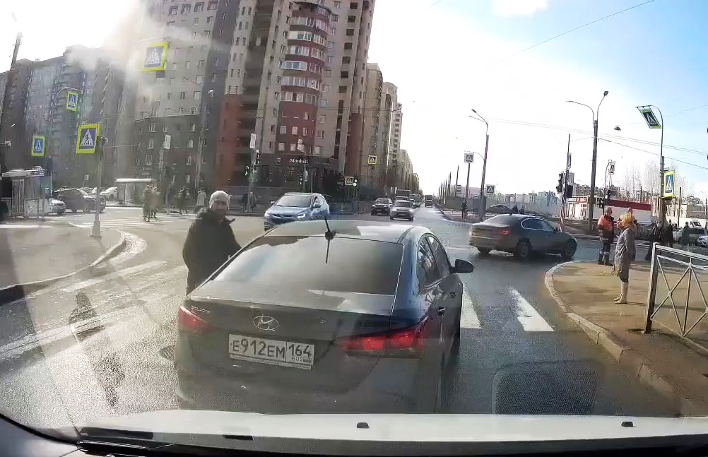 Дорожный конфликт в Петербурге: мужчина на «Солярисе» оскорбил другого водителя и напал на сотрудников ДПС