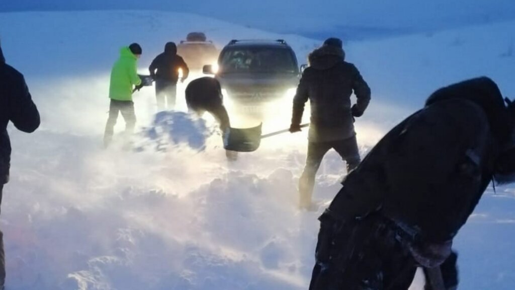 Дорожный ужас в Мурманской области: около 40 автомобилей оказались в снежном плену