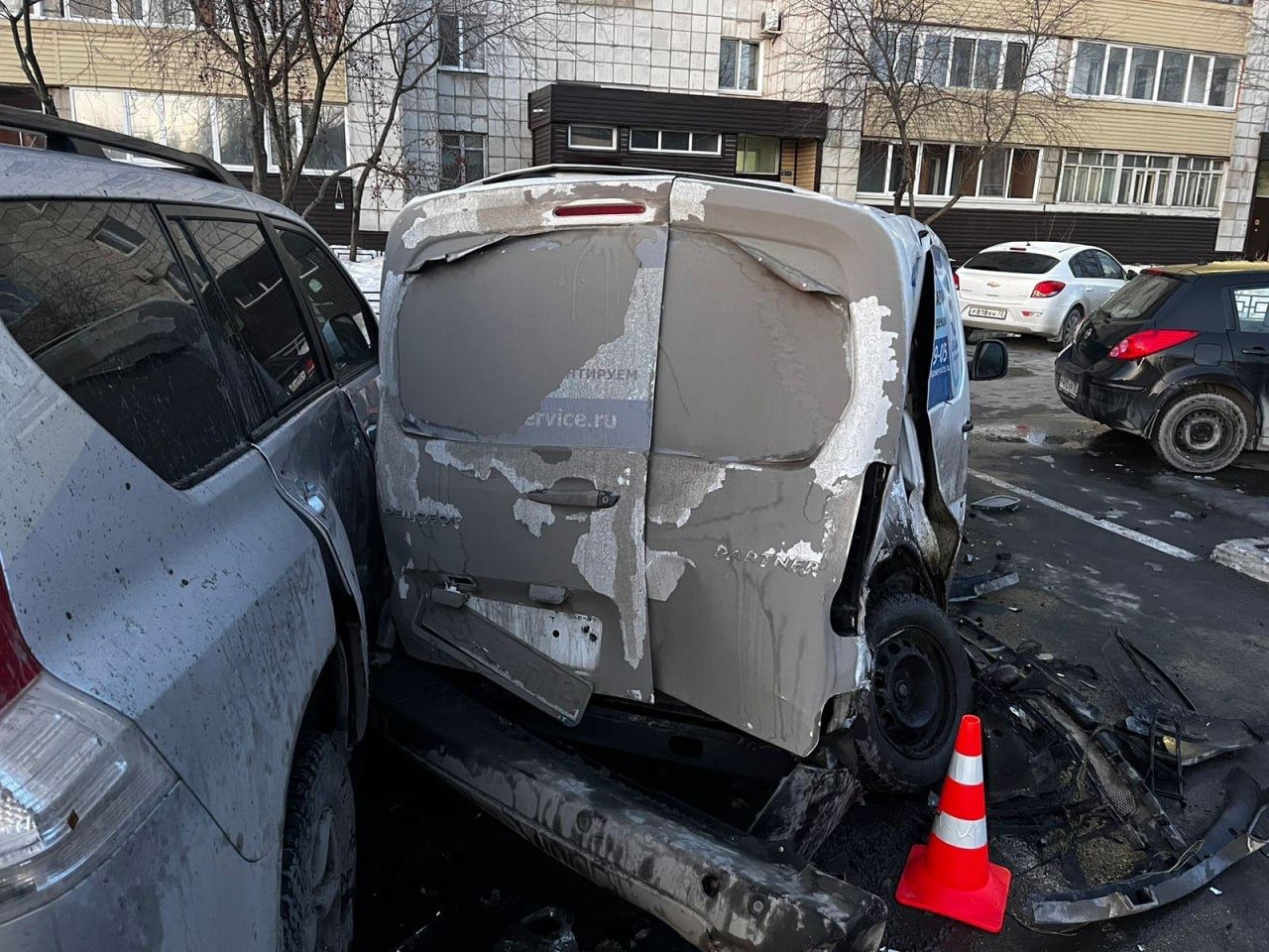 Ночной погром во дворе: пьяный водитель на BMW разбил девять автомобилей