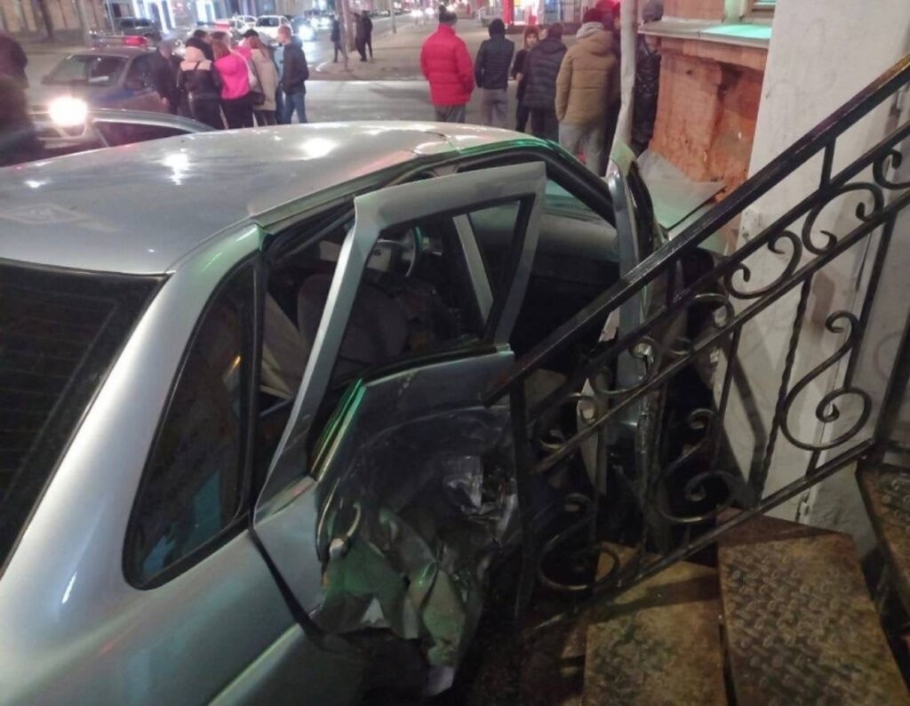 ДТП в центре Саратова: &#171;Приора&#187; вылетела на тротуар и сбила пешеходов