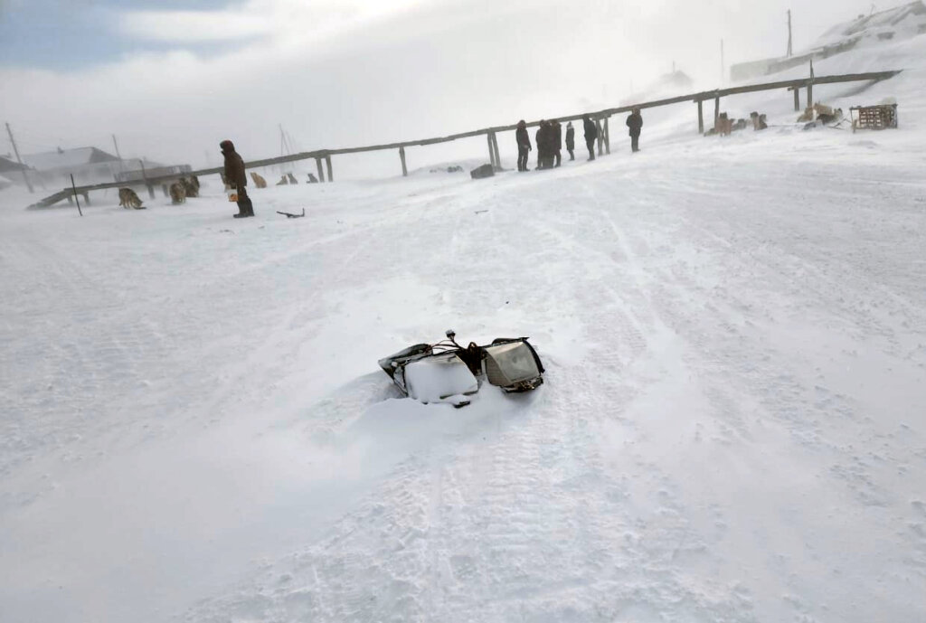 Авария в Чукотском селе: водитель и пассажир снегохода погибли, пытаясь проехать под мостом