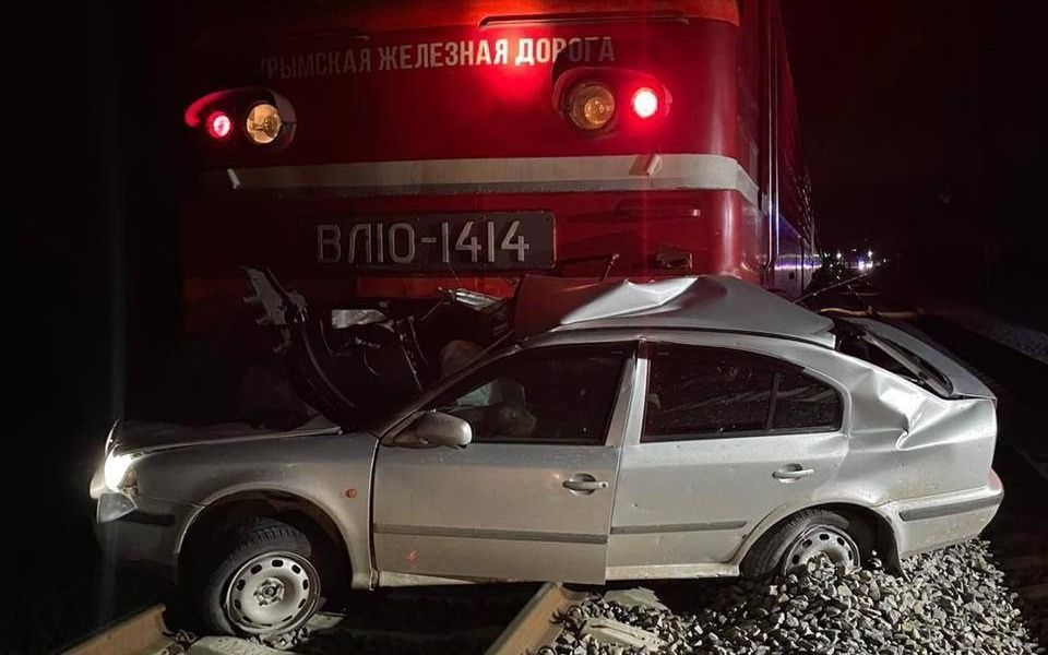 Видео ДТП с участием такси и поезда в Крыму: в легковом автомобиле никто не выжил