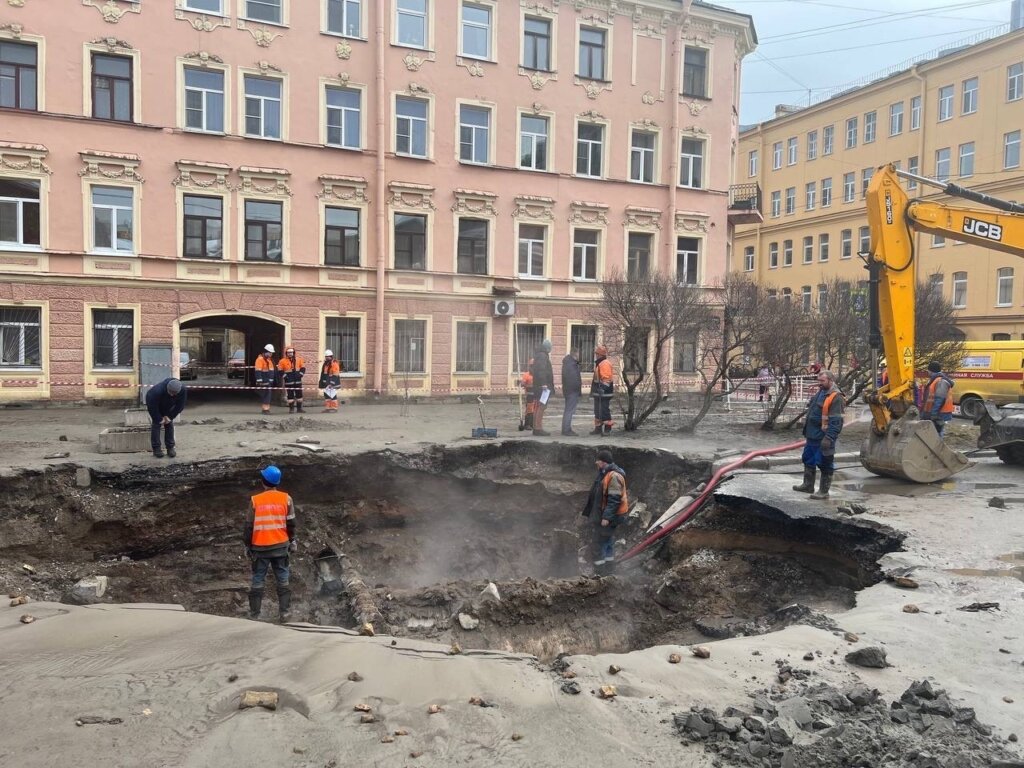 ЧП в Петербурге: машина с дедушкой и внуками провалилась в яму с кипятком