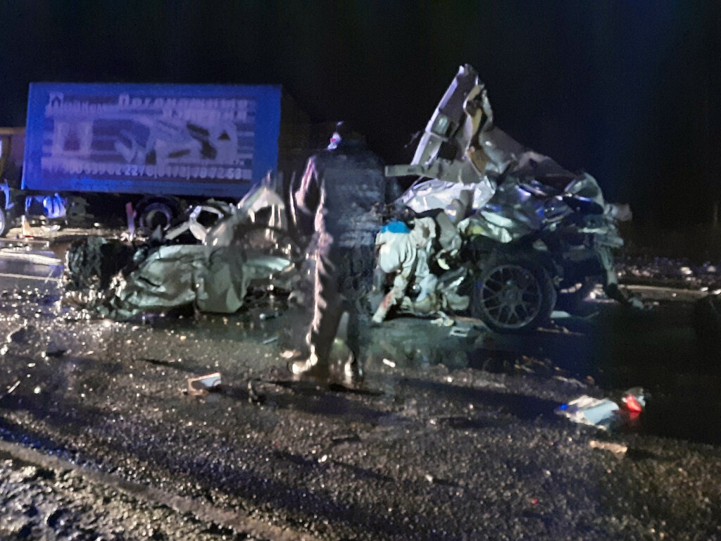 BMW разорвало на части от столкновения с двумя грузовиками на трассе М-7 в Чувашии
