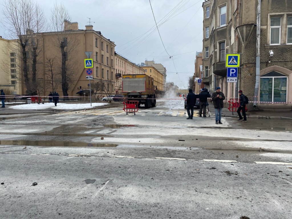 ЧП в Петербурге: машина с дедушкой и внуками провалилась в яму с кипятком