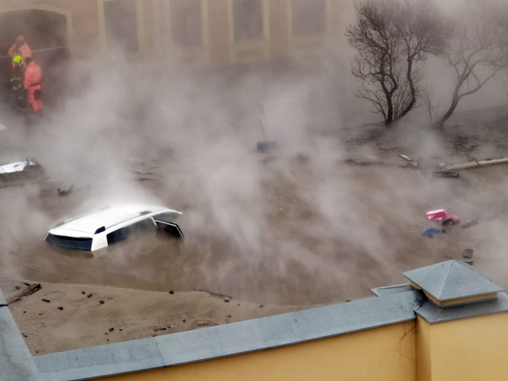 ЧП в Петербурге: машина с дедушкой и внуками провалилась в яму с кипятком