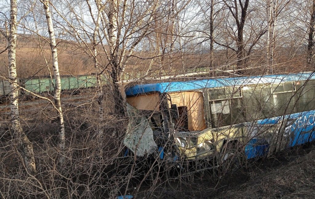 ДТП в Кузбассе: УАЗ &#171;Патриот&#187; выехал на встречную полосу и лоб в лоб столкнулся с автобусом
