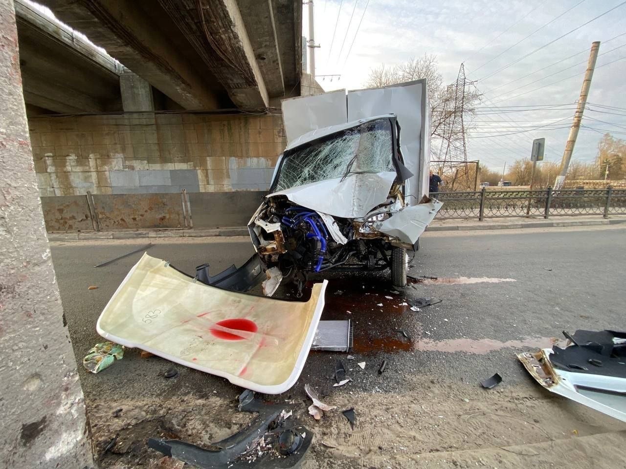 Заклинило руль или отвлекся? В Твери "Газель" врезалась в опору путепровода