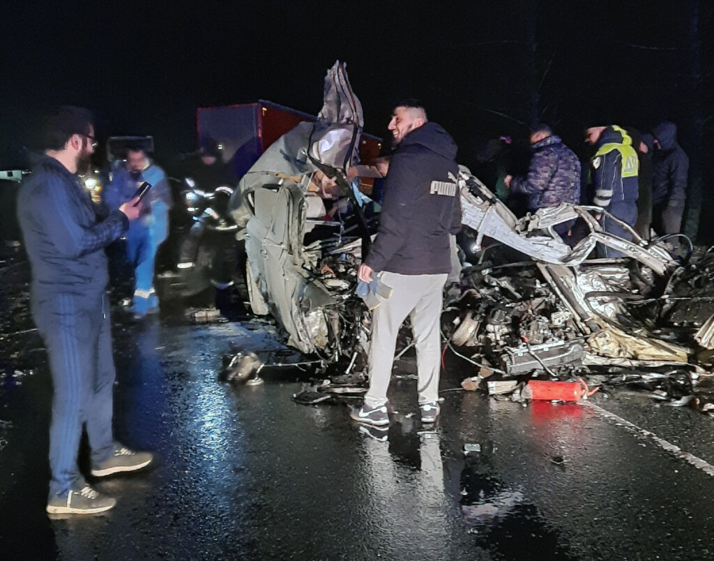 BMW разорвало на части от столкновения с двумя грузовиками на трассе М-7 в Чувашии