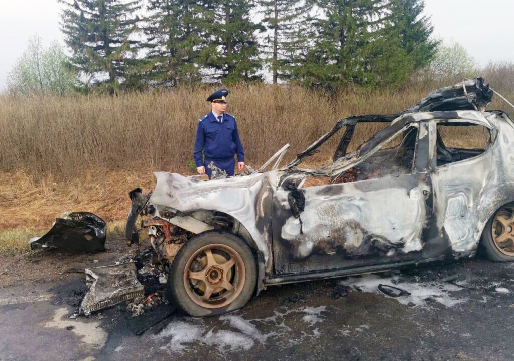 В Башкирии Volkswagen столкнулся с грузовиком и загорелся: погибли водитель и пассажирка