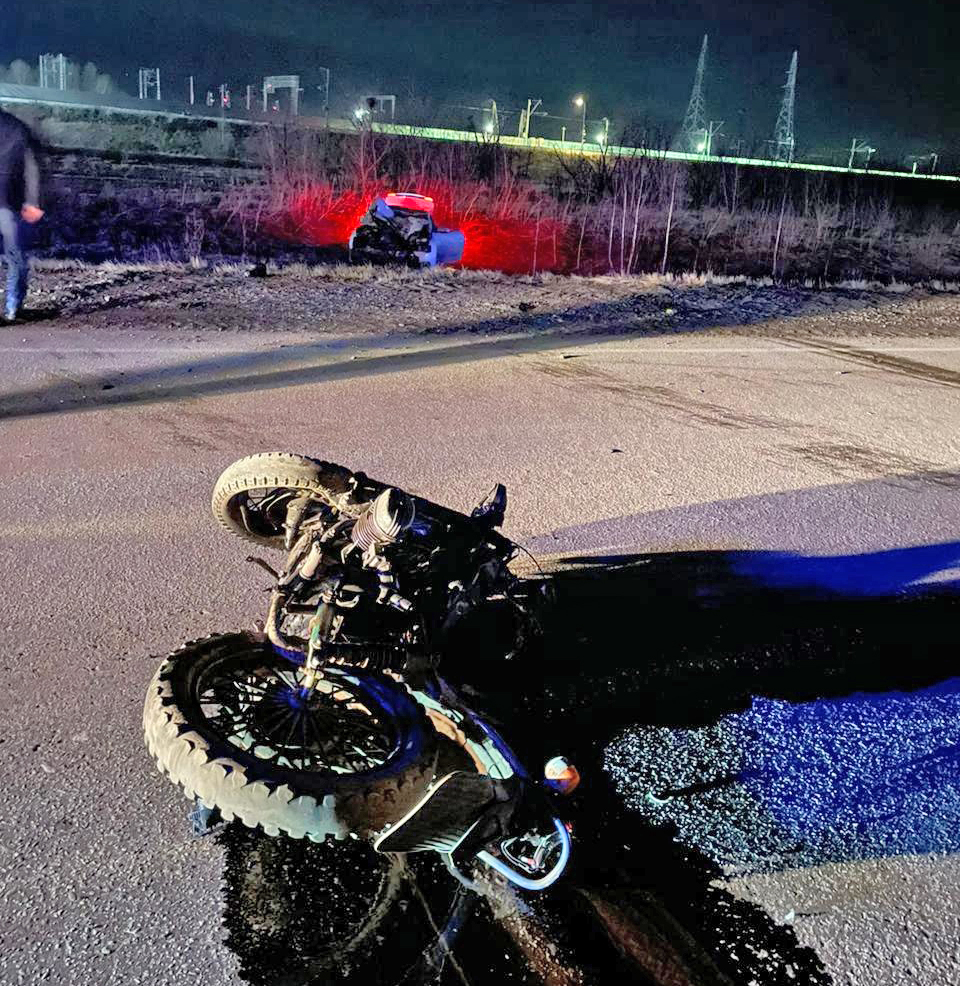 Серьезное ДТП в Кузбассе: Audi выехал на встречную полосу и снёс мотоцикл