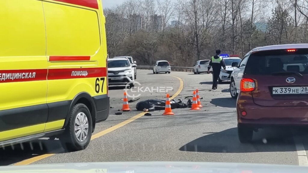 Авария в Амурской области: мотоциклист столкнулся с двумя автомобилями и погиб