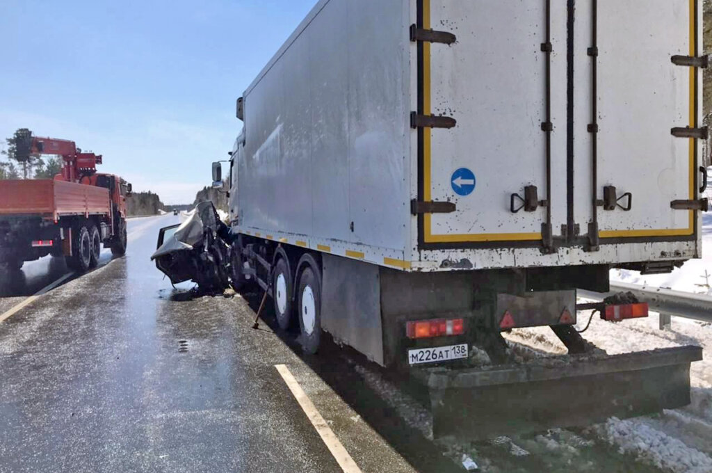 Женщина и ребенок попали в аварию под Иркутском: их автомобиль занесло под встречный грузовик