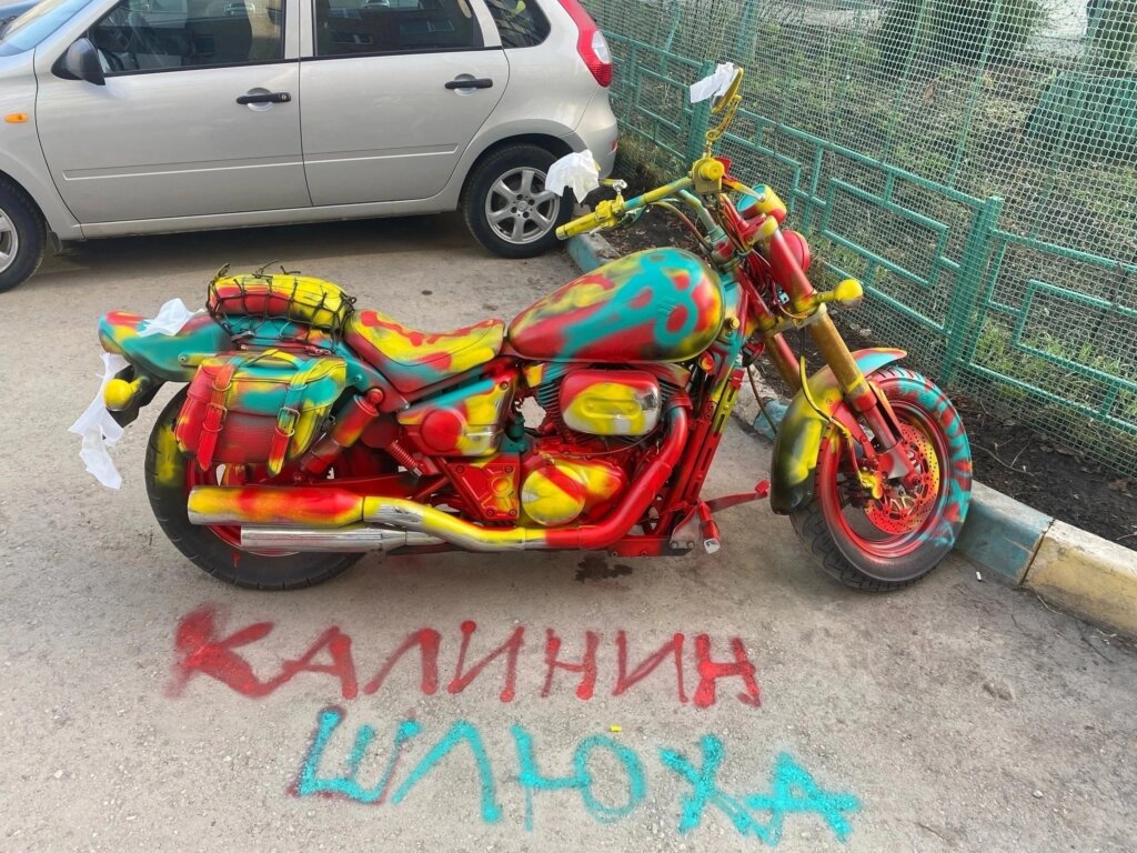 В Самаре девушка отомстила своему бывшему парню, разукрасив его мотоцикл