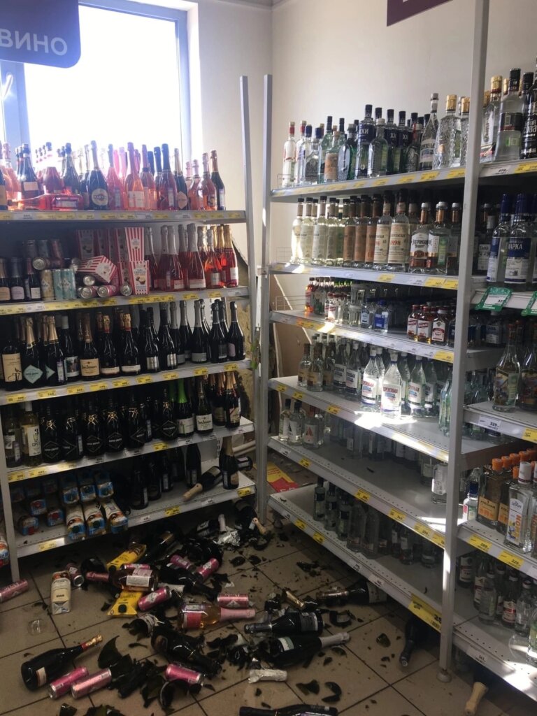 Разлитый алкоголь и разбитые машины: в Великом Устюге автомобиль врезался в стену супермаркета