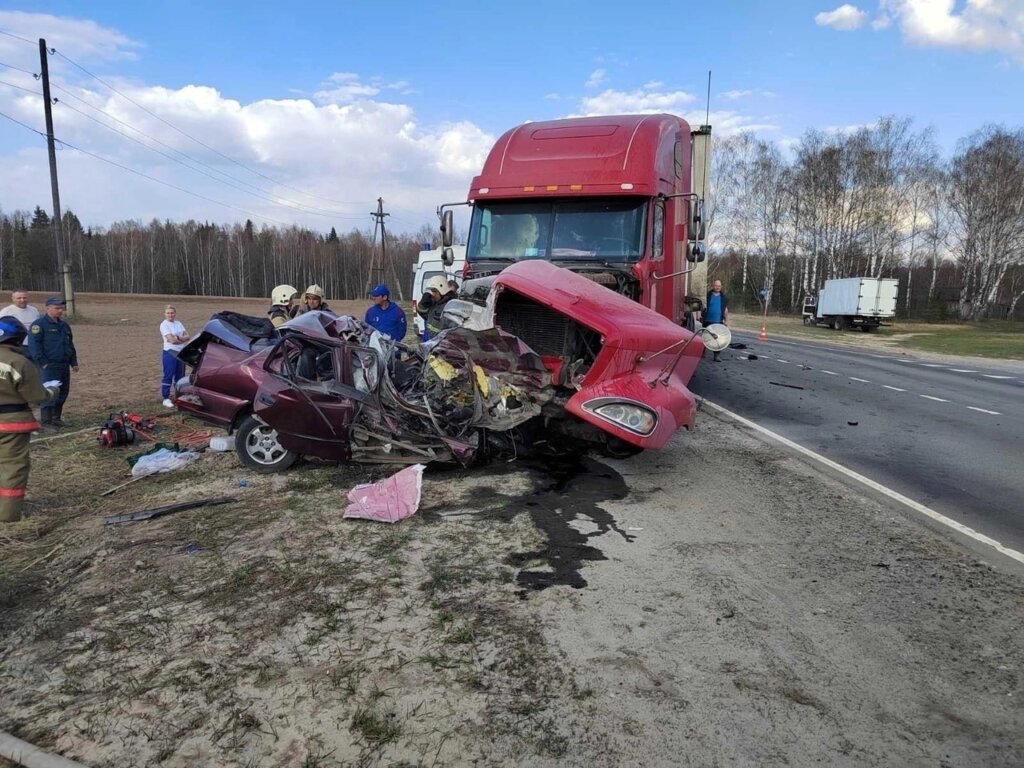 Видео ДТП в Нижегородской области: Hyundai выехал на встречную и столкнулся с фурой