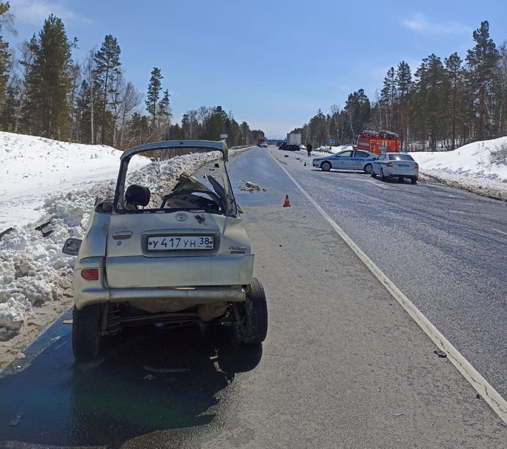 Женщина и ребенок попали в аварию под Иркутском: их автомобиль занесло под встречный грузовик