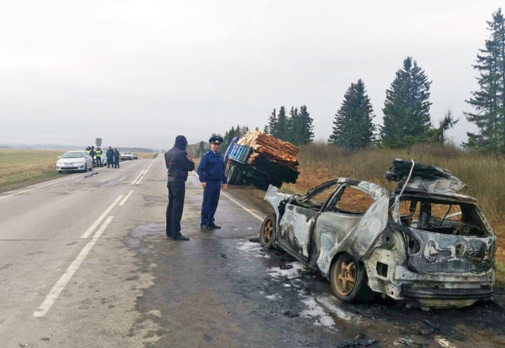 В Башкирии Volkswagen столкнулся с грузовиком и загорелся: погибли водитель и пассажирка