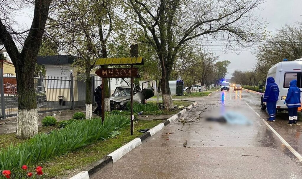 ВАЗ-2110 столкнулся с деревом в Крыму: погибли два пассажира