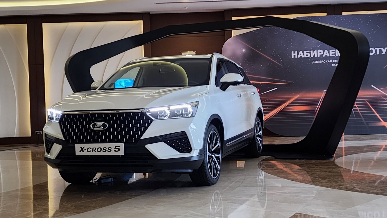 новая Lada X-cross 5 оказалась полной копией китайского кроссовера FAW Bestune T77