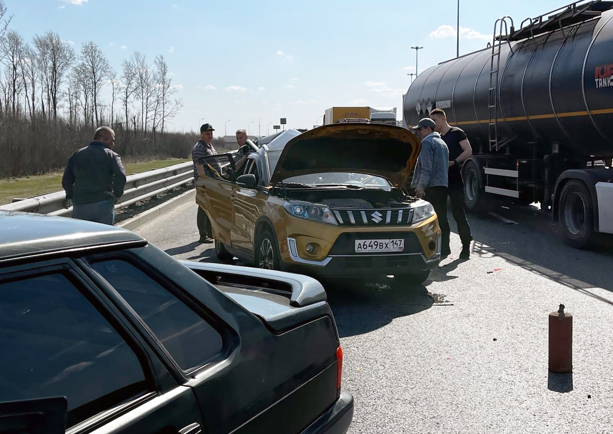 ДТП на КАД: грузовик снёс стоящий в средней полосе автомобиль