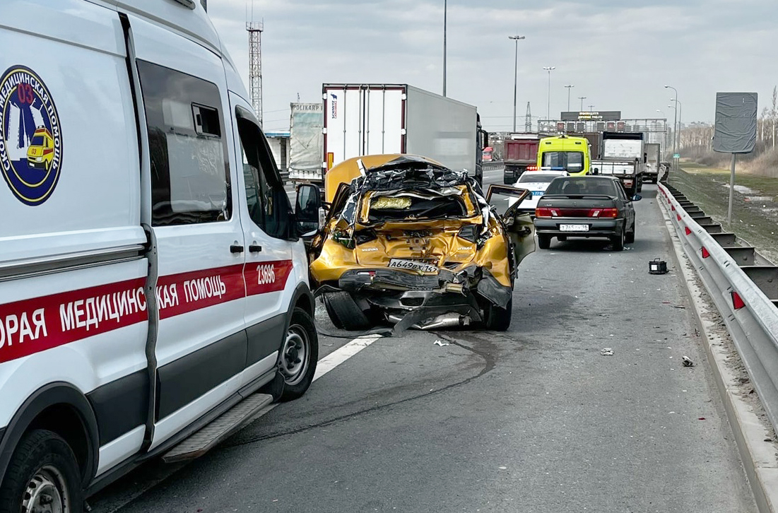 ДТП на КАД: грузовик снёс стоящий в средней полосе автомобиль