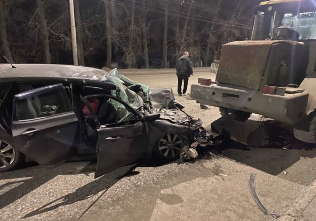 В Новокузнецке молодой таксист уснул за рулем и врезался в трактор: погибла пассажирка