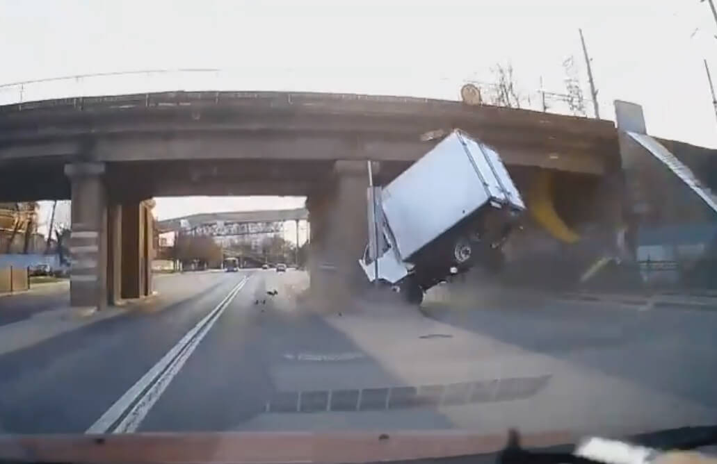 Заклинило руль или отвлекся? В Твери "Газель" врезалась в опору путепровода