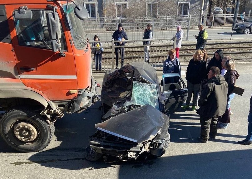 ДТП на Уралмаше в Екатеринбурге: грузовик смял «Приору» и протащил ее несколько метров