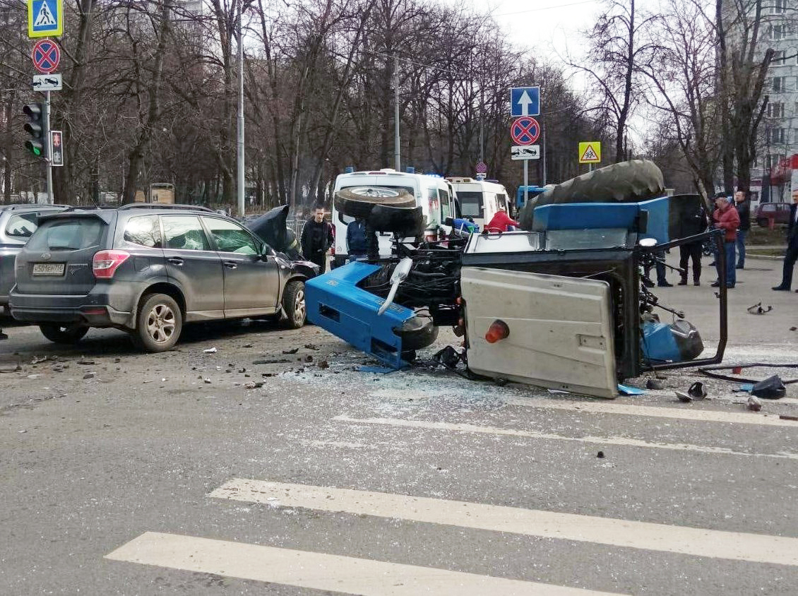 Жёсткая авария в Москве: трактор развалился на части в результате ДТП на  Измайловском бульваре