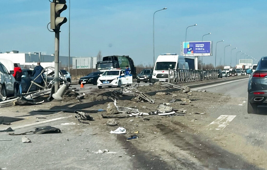 Видео жесткого ДТП в Санкт-Петербурге: фура без тормозов смяла 10 автомобилей