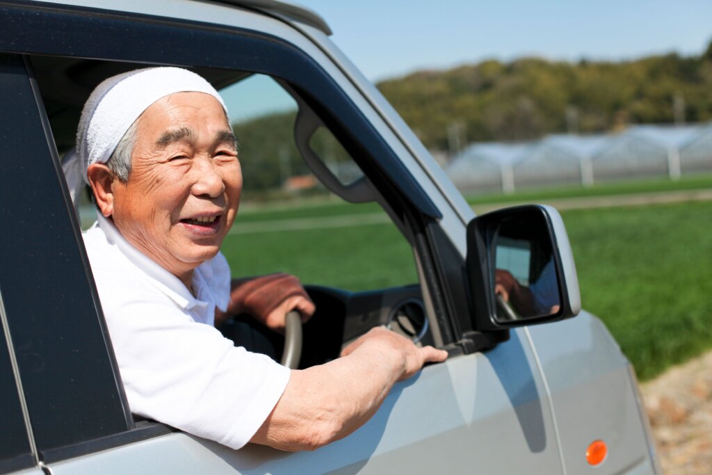 В Японии задержали водителя, который 60 лет ездил без прав