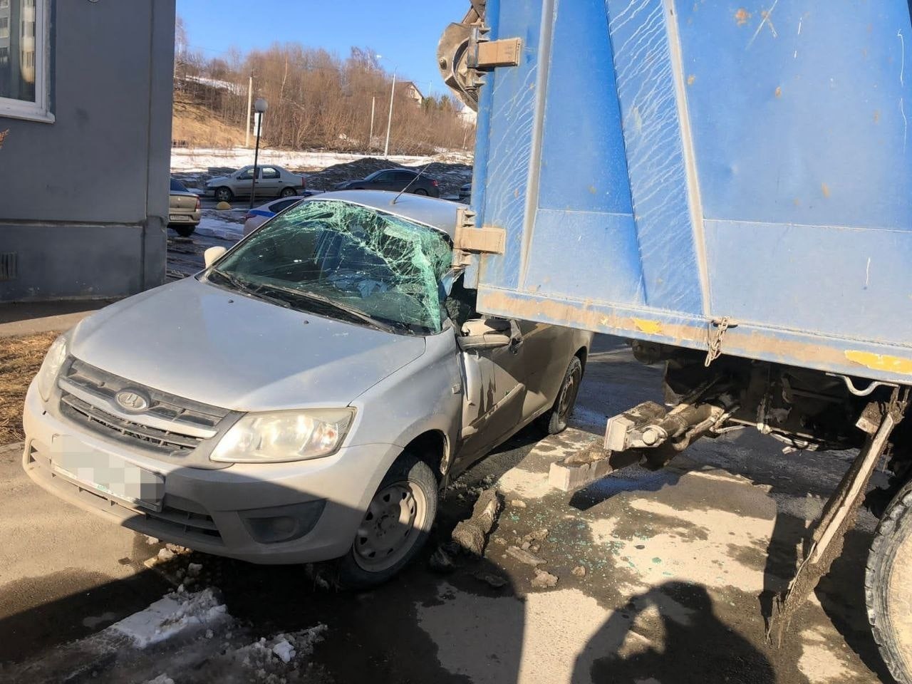 В Томске мусоровоз без водителя смял 