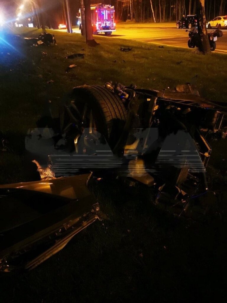 Ferrari разорвало на части в ночном ДТП на Рублевском шоссе
