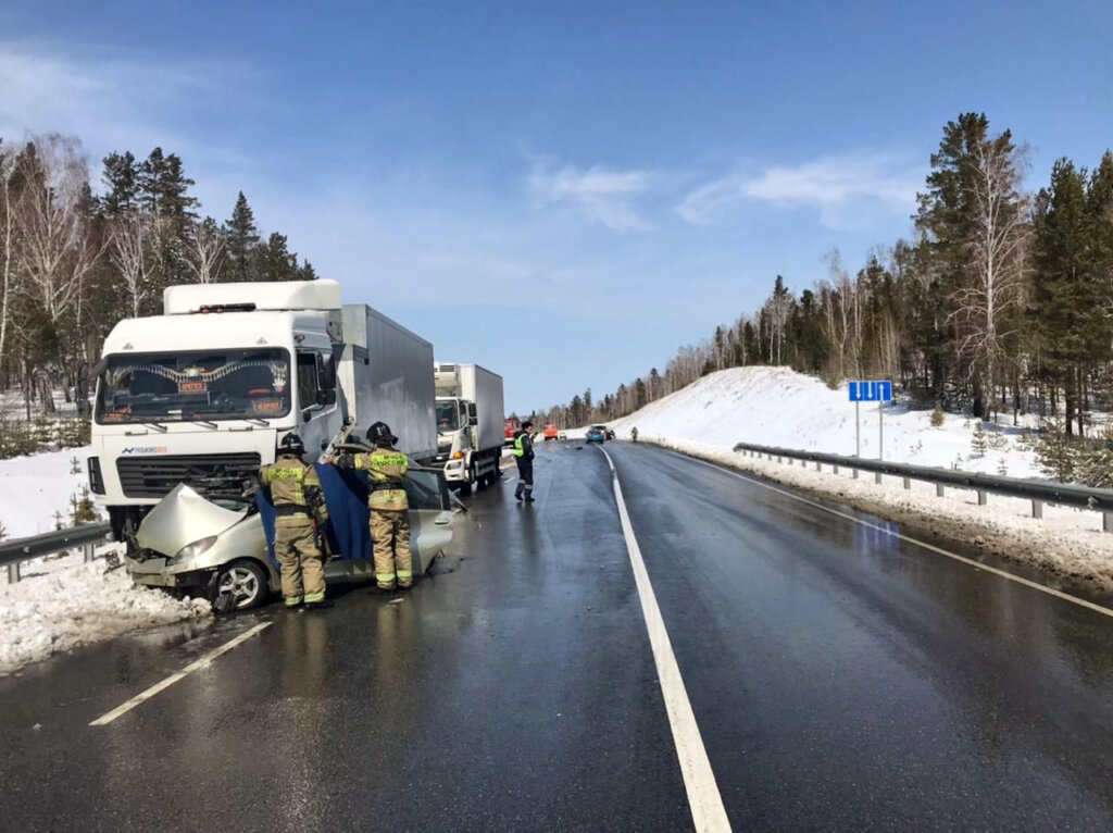 Женщина и ребенок попали в аварию под Иркутском: их автомобиль занесло под встречный грузовик