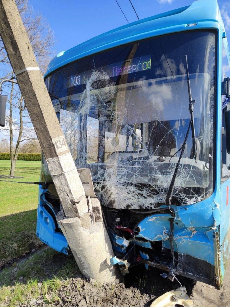 Последние секунды жизни водителя: в Петергофе легковой автомобиль лоб в лоб столкнулся с автобусом