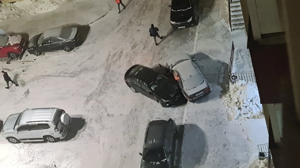 ДТП в стиле GTA: в Новом Уренгое девушка разбила во дворе 7 машин и сбежала